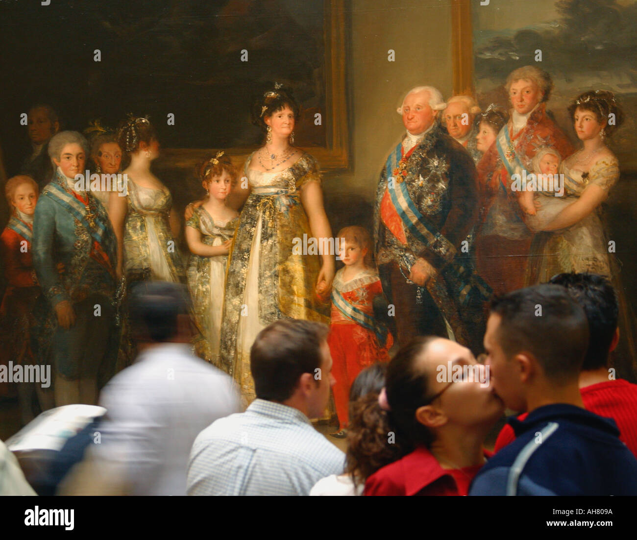 Madrid, Spanien.  El Museo del Prado.  Paar küssen vor Goyas Gemälde von Carlos IV und seiner Familie. Stockfoto