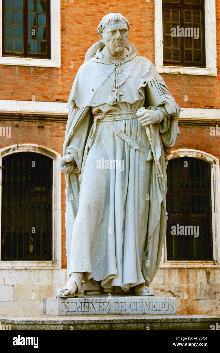 Alcala de Henares Provinz madrid spanien Statue von Francisco Ximenez de Cisneros 1436 1517 Gründer der Universität von Alcala Stockfoto