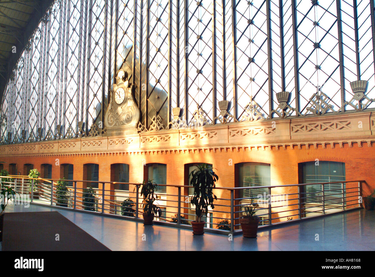 Inneneinrichtung des Denkmals Atocha Bahnhof mit seinen berühmten indoor tropischen garde Stockfoto