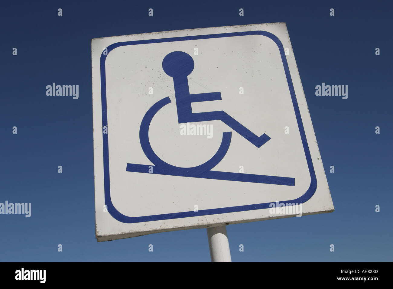 Straßenschild Signalisierung Rollstuhlrampe Stockfoto