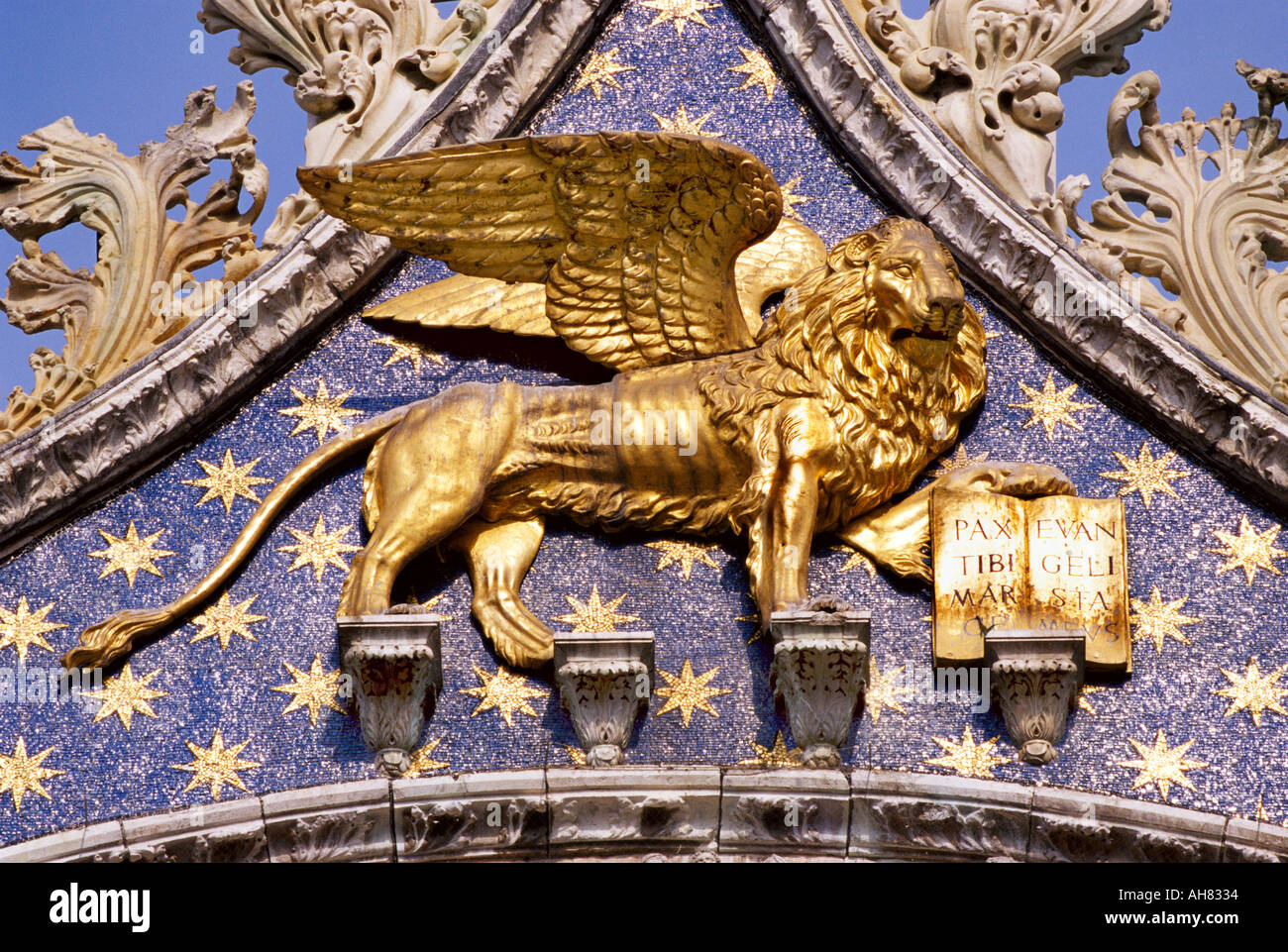 Venedig Italien geflügelte Löwe auf Torre Dell Orologio Stockfoto