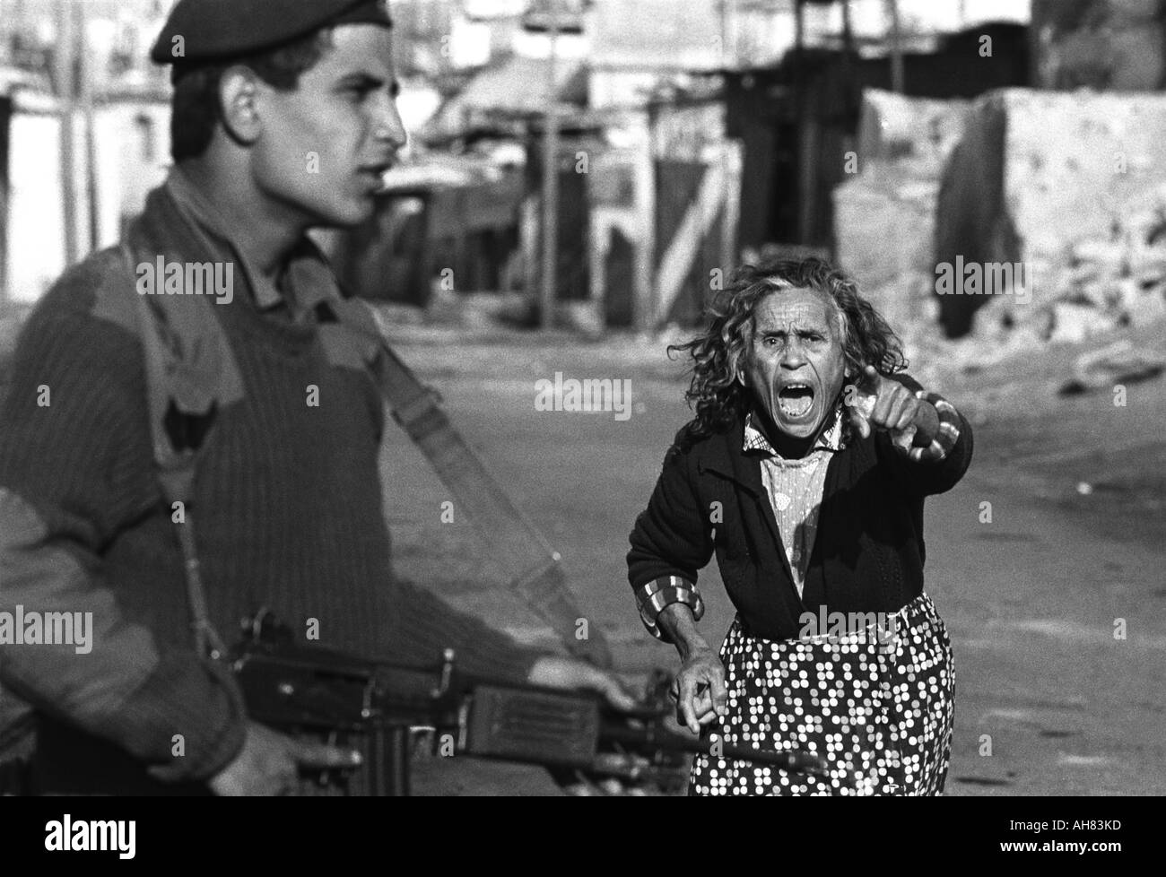 Eine Palästinenserin schreit israelischen Soldaten, die nur einer ihrer Söhne festgenommen haben Stockfoto