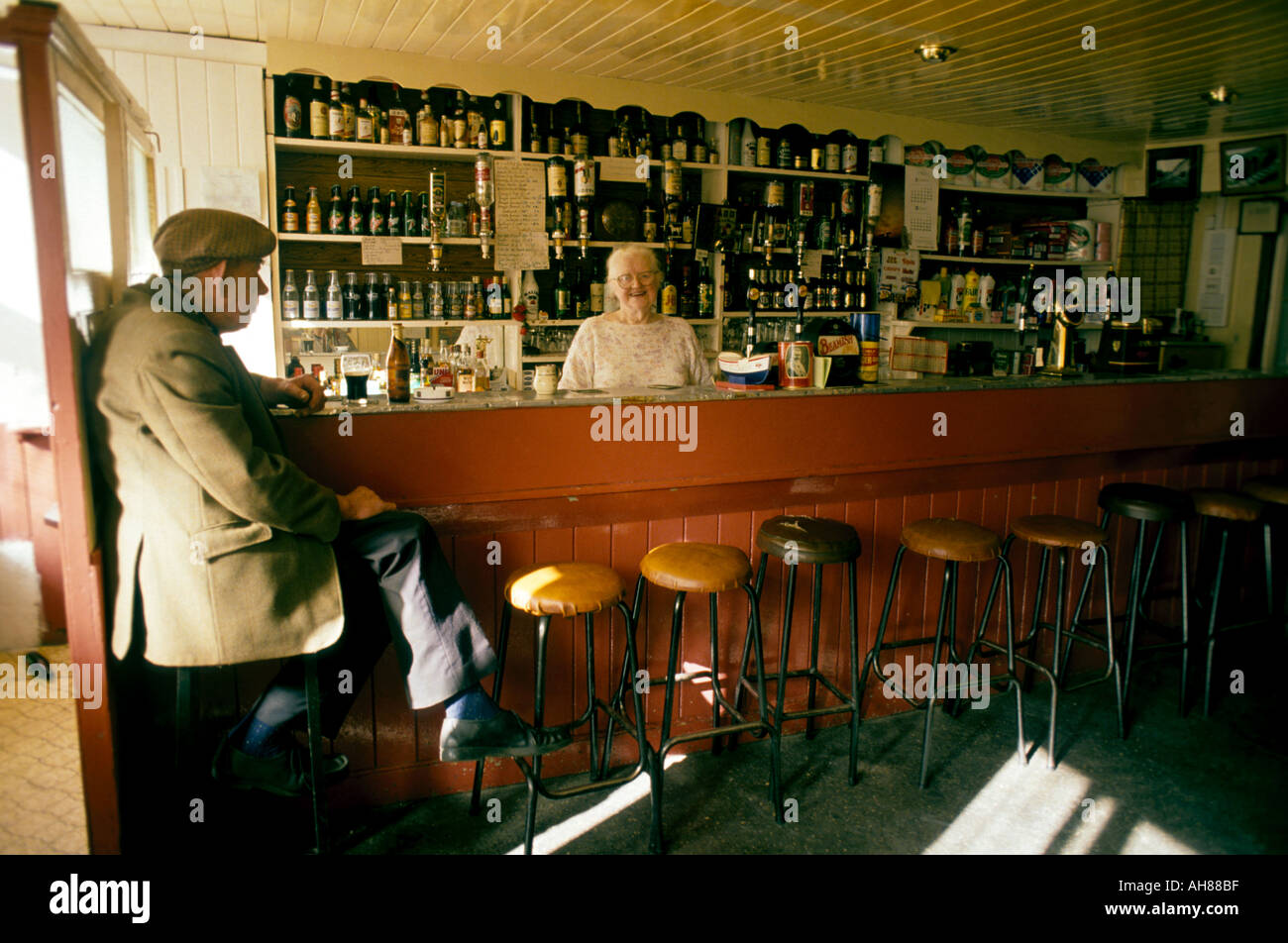 Europa-Irland-Cork-Ballydehob Pub Interieur mit älteren Ehepaar Stockfoto