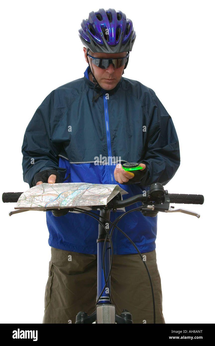 Mountain-Bike-Fahrer lesen, Karte und Kompass isoliert auf weiß Stockfoto