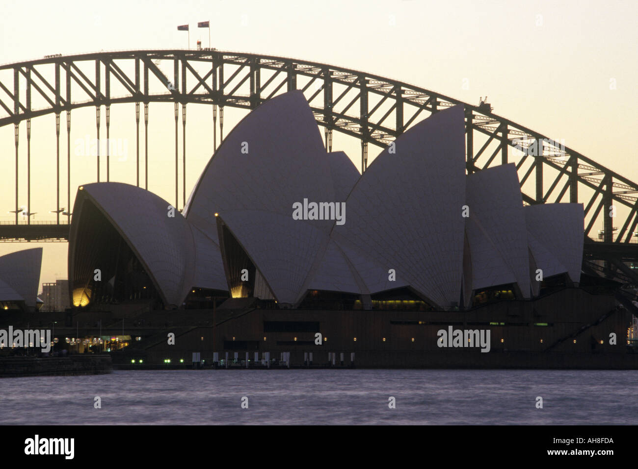 Am frühen Abend Ansicht des Sydney Opera House mit der Harbour Bridge in der Ferne Stockfoto