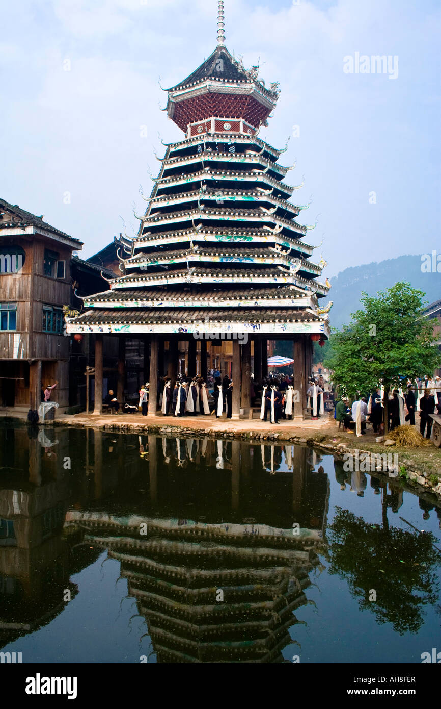 Chinesische ethnische Minderheit Dong Beerdigung unter einem Trommelturm Zhaoxing China Stockfoto