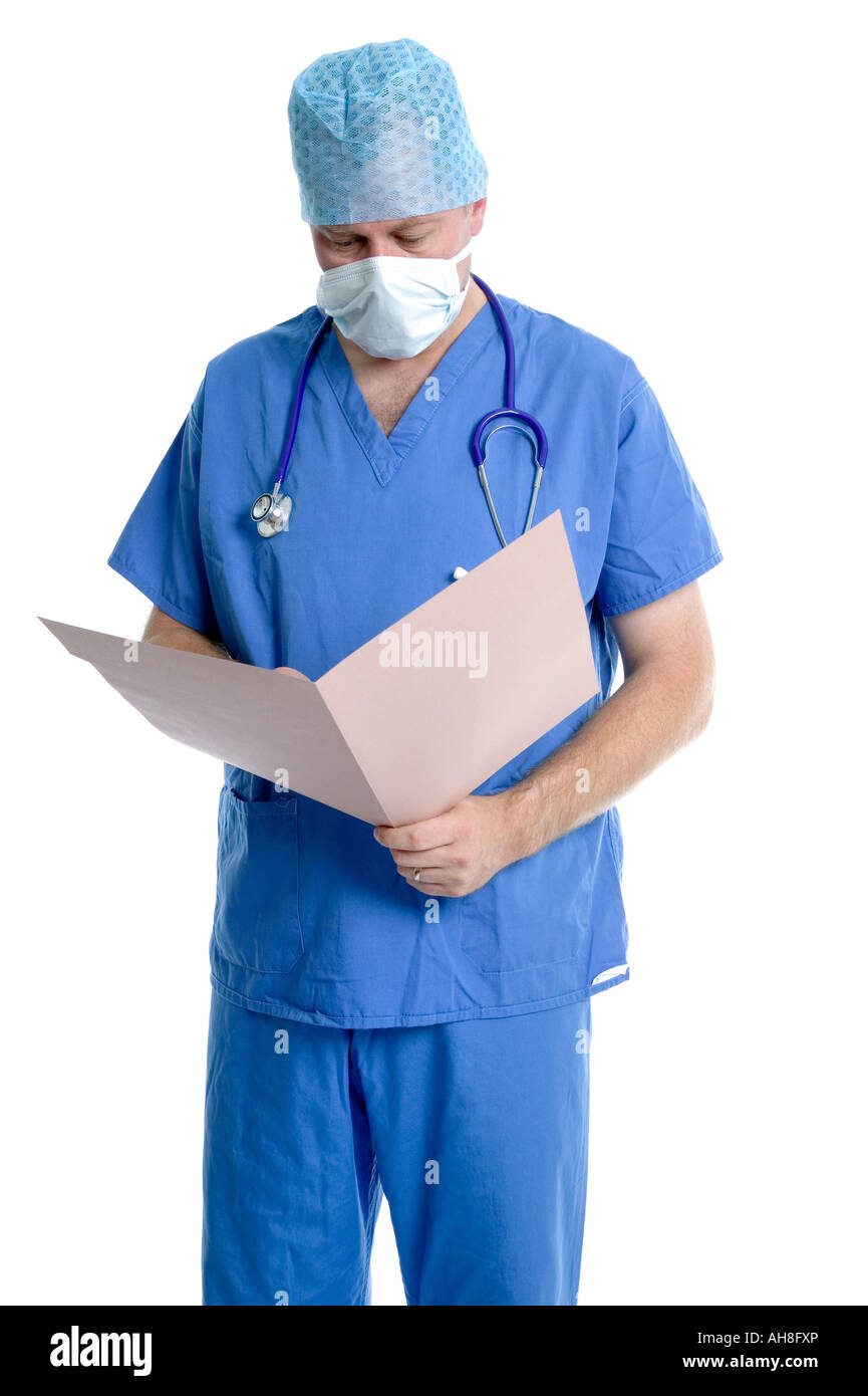 Chirurg in Scrubs untersucht seine Patienten-Notizen Stockfoto
