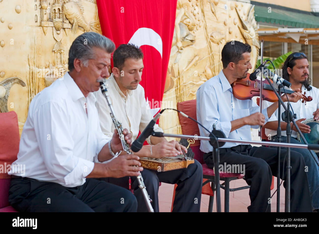 Türkischer Musiker durchführen mit traditionellen Instrumenten im hotel Stockfoto