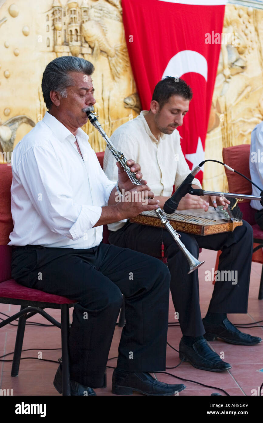 Türkischer Musiker durchführen mit traditionellen Instrumenten im hotel Stockfoto