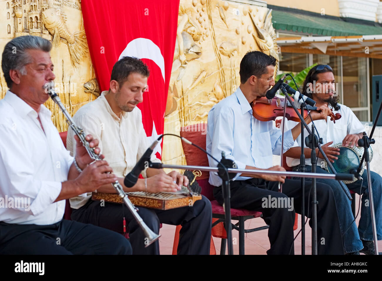 Türkischer Musiker durchführen mit traditionellen Instrumenten im hotel Stockfoto