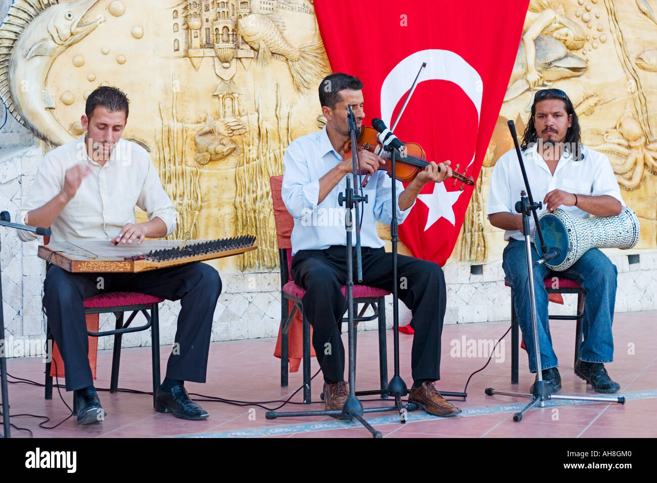 Türkischer Musiker durchführen mit traditionellen Instrumenten im hotel Stockfoto