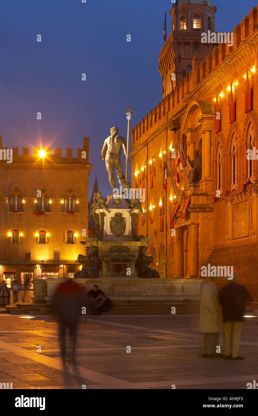 Fontana del Nettuno Statue des Neptun Piazza Nettuno Piazza Maggiore bei Nacht Bologna Emilia Romagna Italien Stockfoto