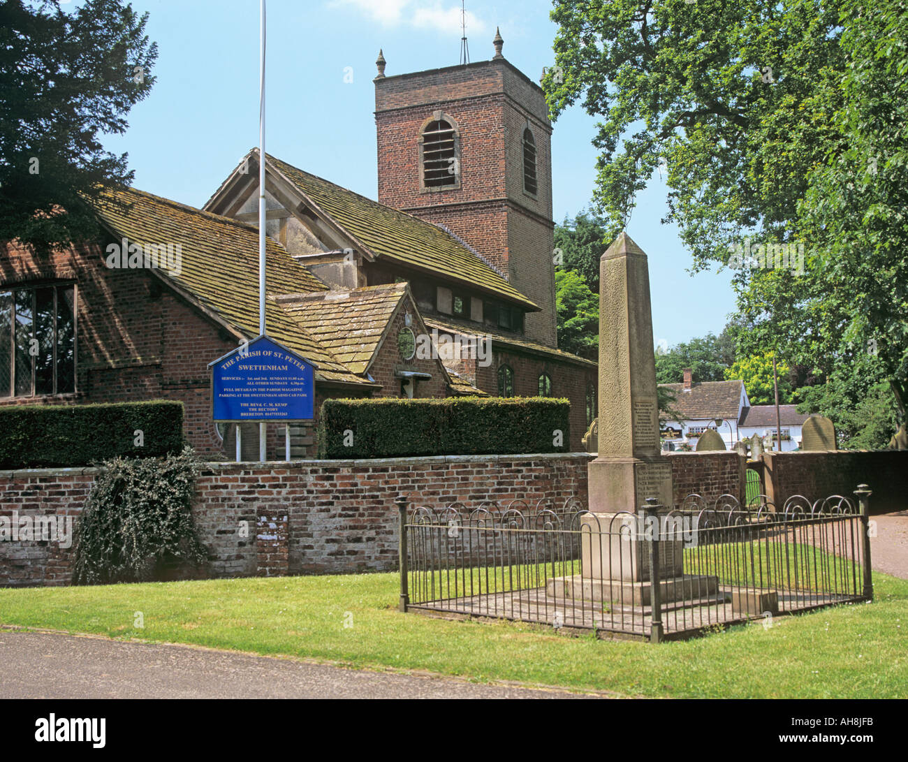 SWETTENHAM CHESHIRE England UK Juni St. Peterskirche mit Kriegerdenkmal im Vordergrund Stockfoto