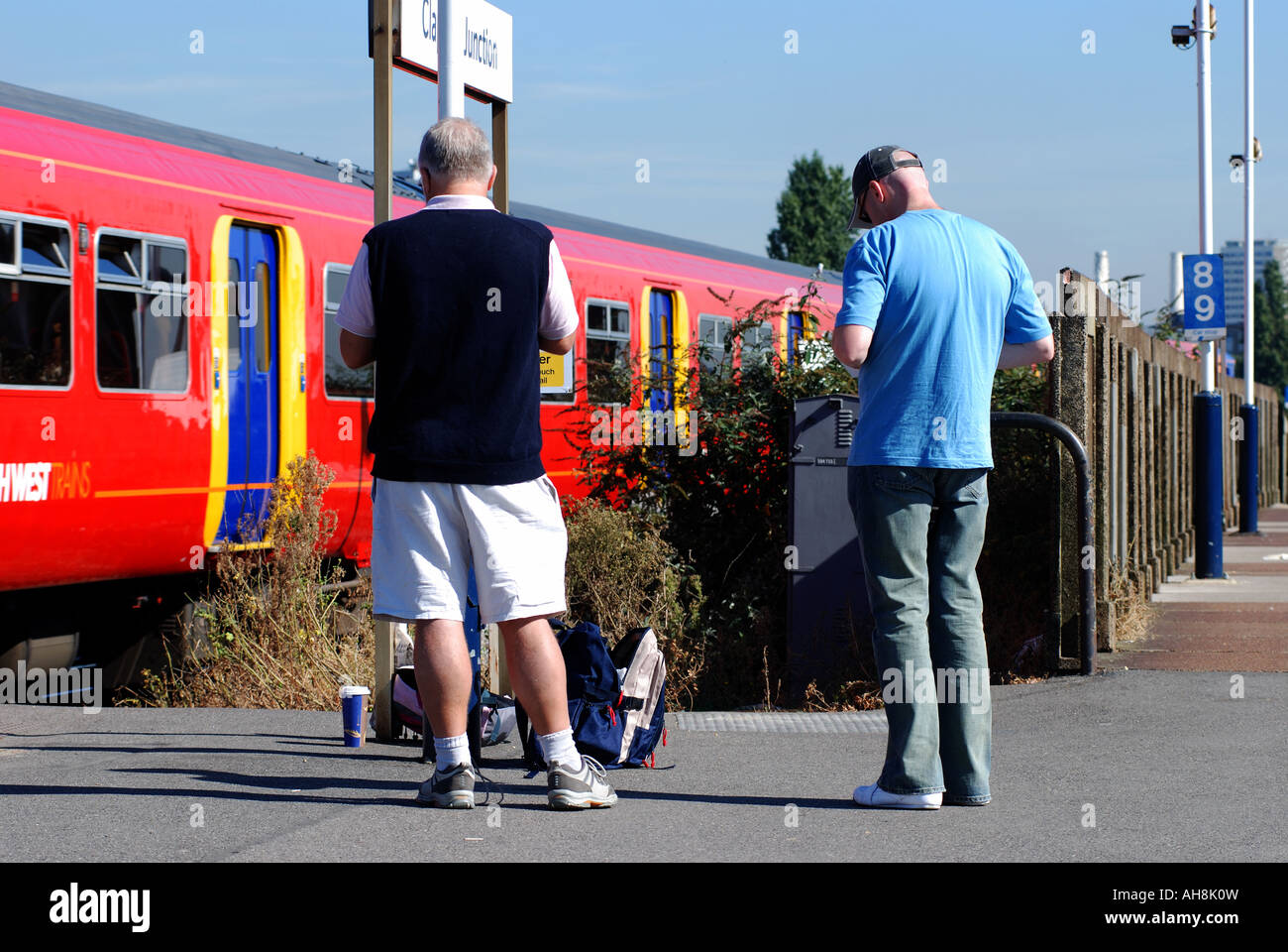 Train Spotter bei Clapham Junction Railway Station, London, England, UK Stockfoto