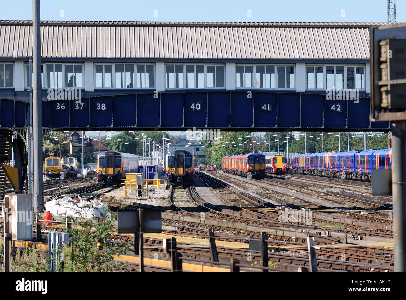 Elektrozüge im Stall von Clapham Junction Railway Station, London, England, UK Stockfoto