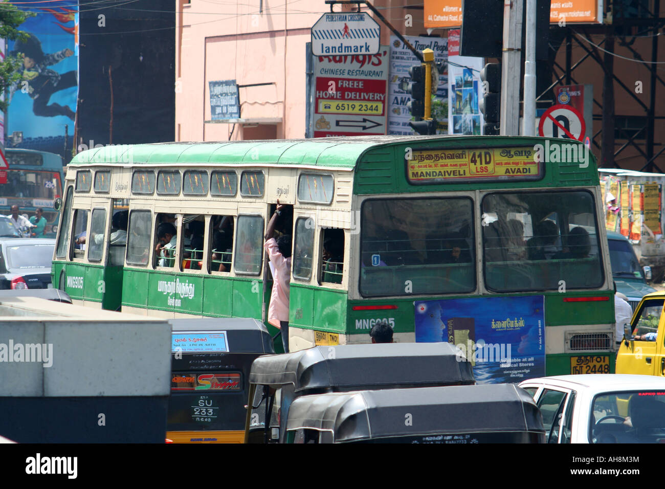 Ein Passagierbus steckt in der Hektik des Straßenlebens in Chennai, Indien Stockfoto