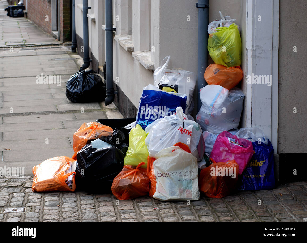 Taschen auf Asphalt Recycling Sammlung, Aylesbury, Buckinghamshire, England, UK Stockfoto