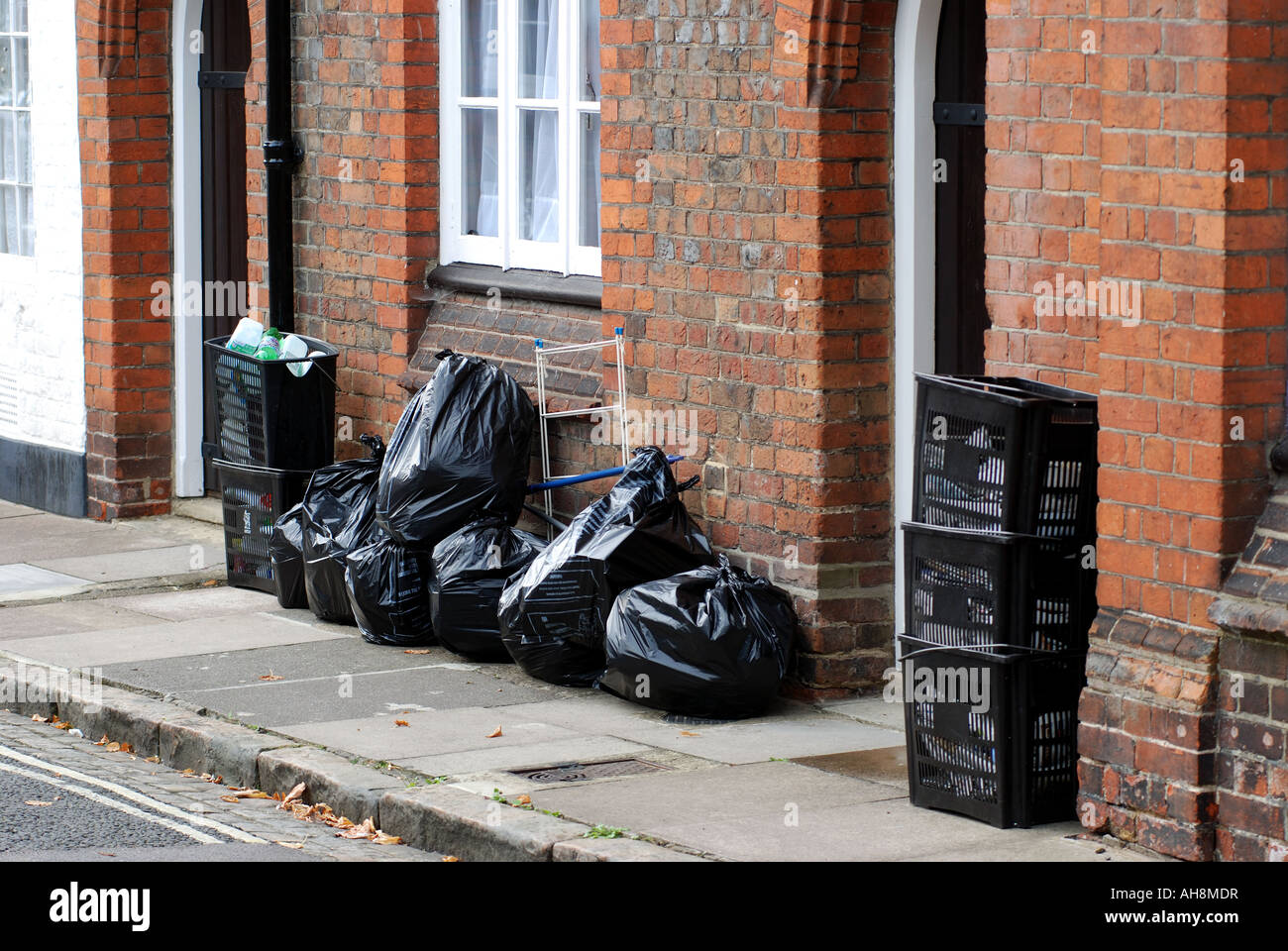 Taschen und Kisten auf Asphalt Recycling Sammlung, Aylesbury, Buckinghamshire, England, UK Stockfoto