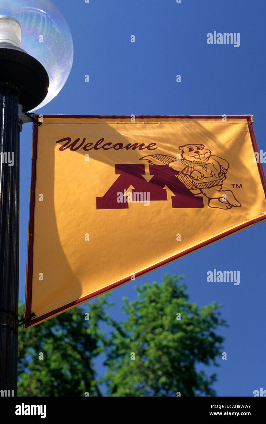 WILLKOMMEN BANNER AUF DEM CAMPUS DER UNIVERSITY OF MINNESOTA IN MINNEAPOLIS, MINNESOTA, VEREINIGTE STAATEN VON AMERIKA Stockfoto