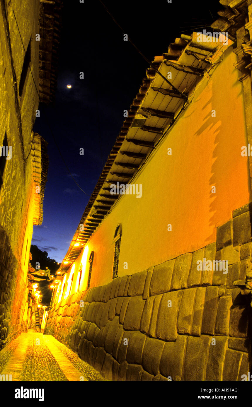 Inka Steinen auf der Straße von Hatunrumiyoc, benannt nach einem 12 doppelseitige Stein in der Kolonialstadt Cusco Peru Stockfoto