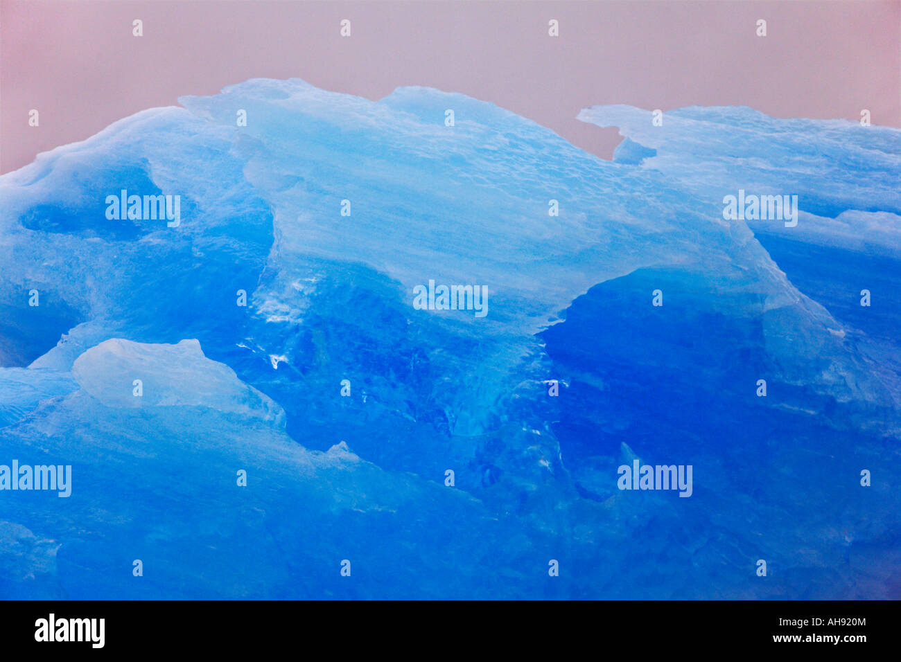 Nahaufnahme eines schönen klassischen blauen Eisberg in der Regel in der Nähe von Narsaq gegen regnerischen grauen Himmel an der Westküste Grönlands gefunden Stockfoto