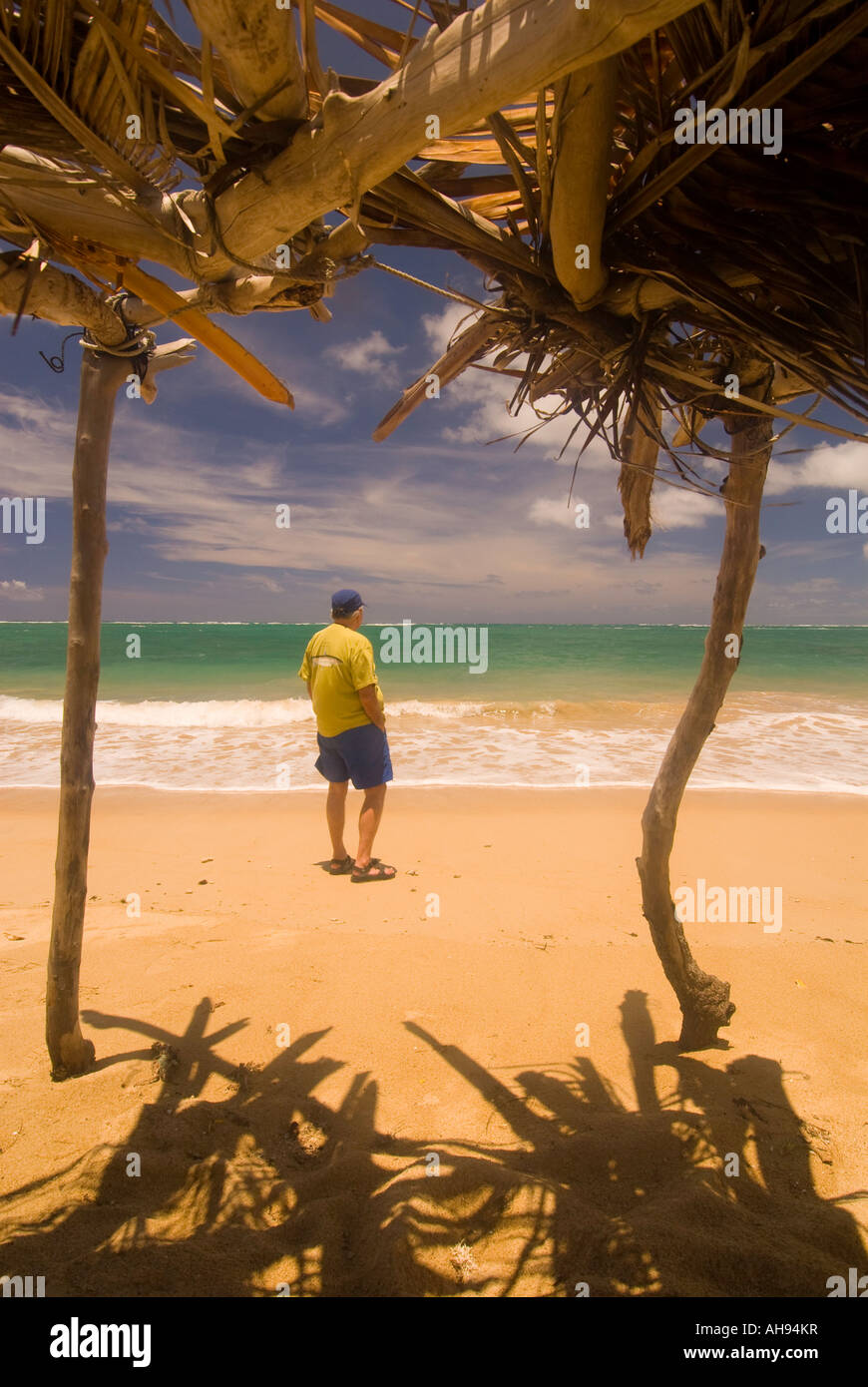 Hawaii Oahu reifer Mann genießt den Tag entlang einer schönen sandigen Pazifik beach Nordufers Stockfoto