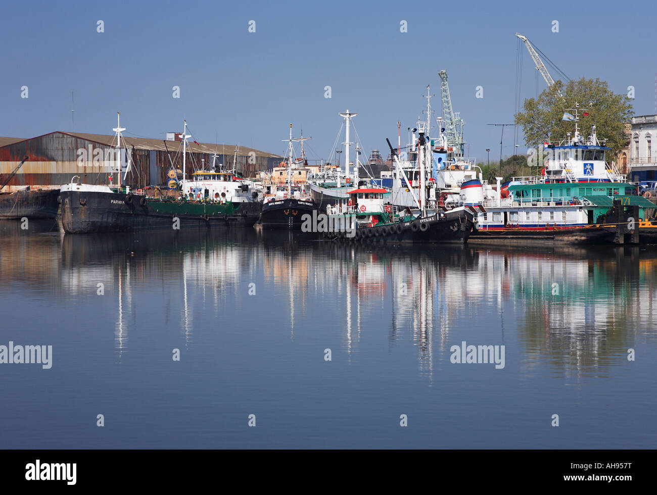 Frachtschiffe im Hafen von "La Boca", Buenos Aires, Argentinien Stockfoto