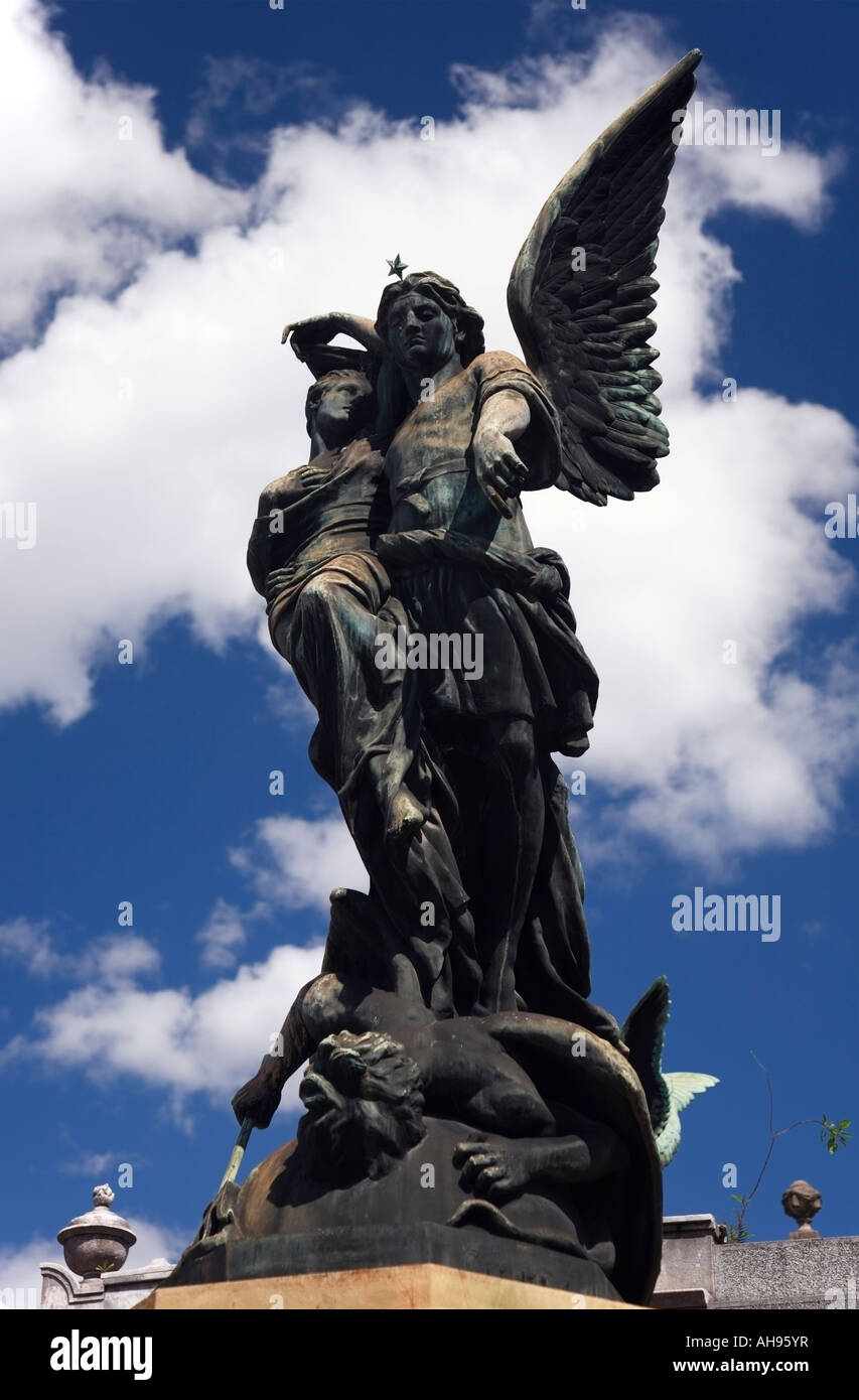 Skulptur eines jungen, ein Schutzengel und Dämon und in ein Grab auf dem Friedhof Recoleta, Buenos Aires, Argentinien. Stockfoto