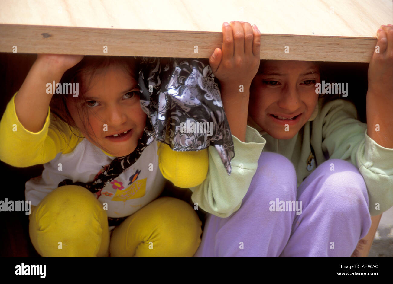 Kinder in Ecuador spielen in einer box Stockfoto
