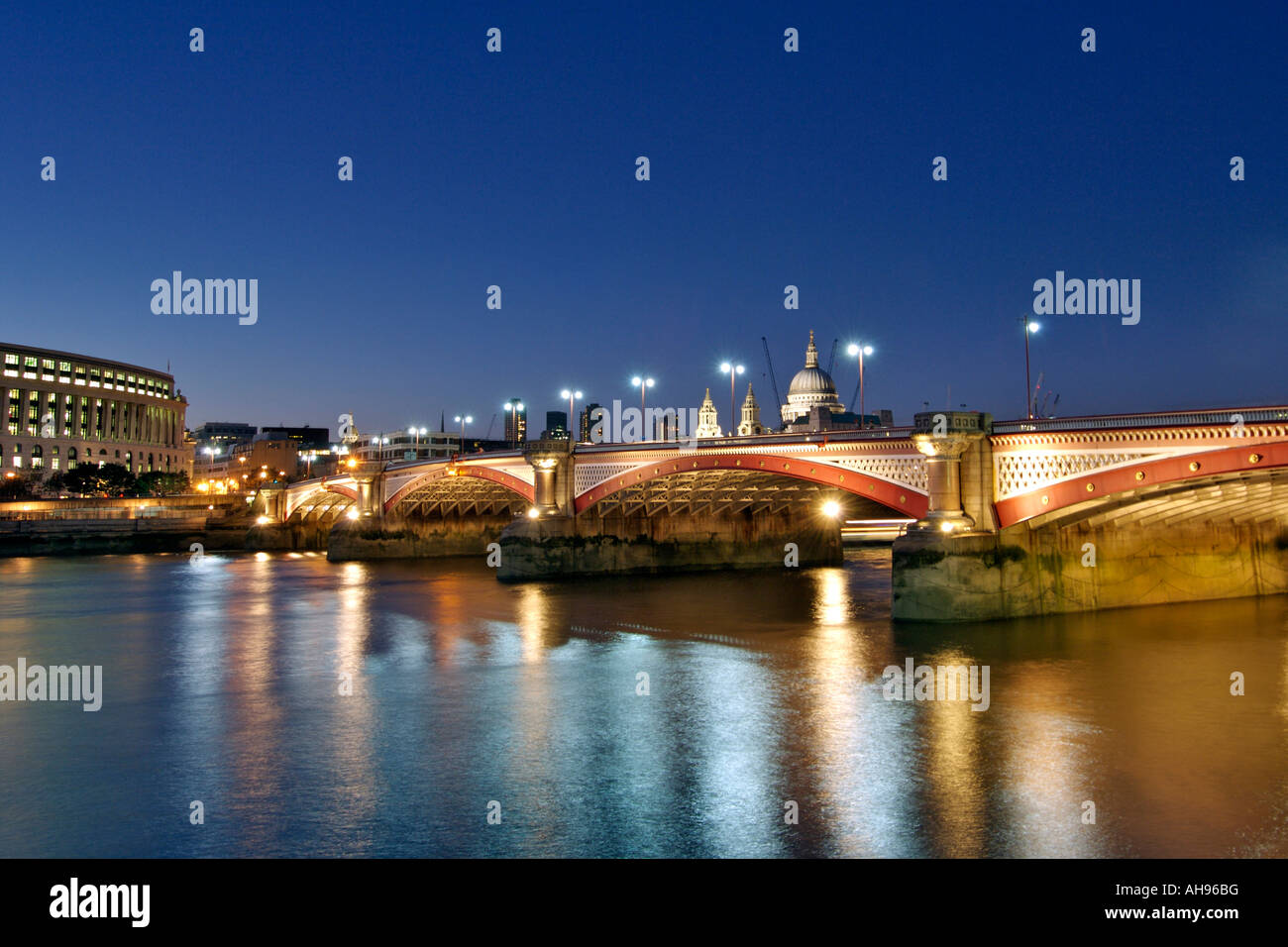 Abenddämmerung Ansicht der Blackfriars Bridge über die Themse in London. Stockfoto