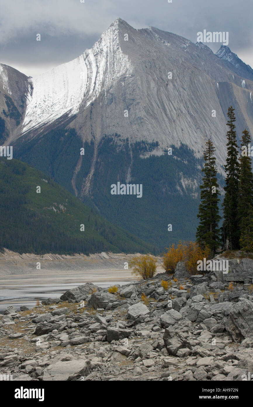 Felsen verstreut Küste Medicine Lake und ersten Herbst Schnee auf Rockies Jasper Nationalpark Alberta Kanada Stockfoto
