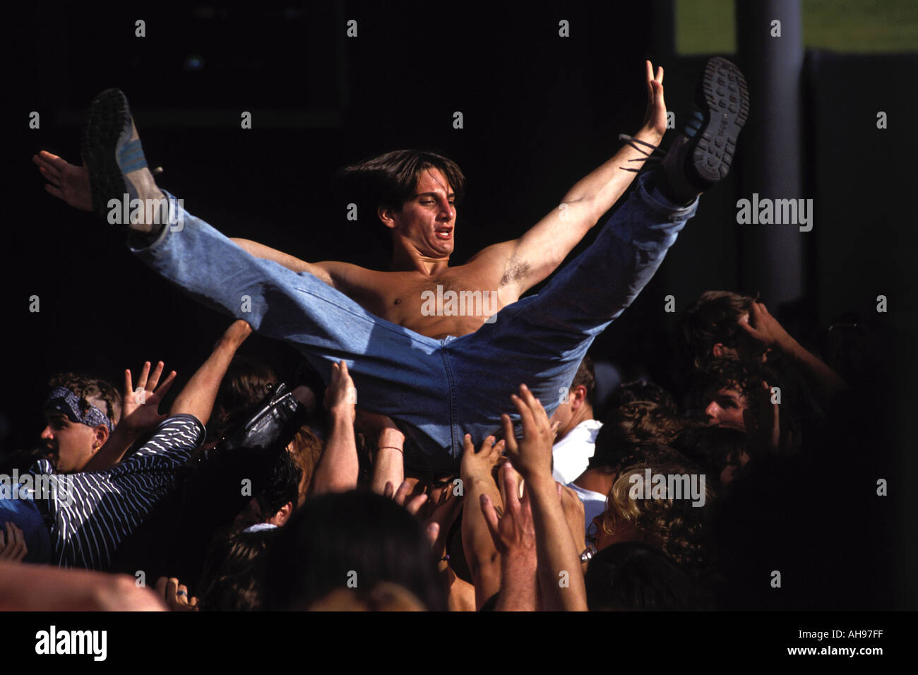 Mann Crowdsurfing in einem Moshpit Stockfoto