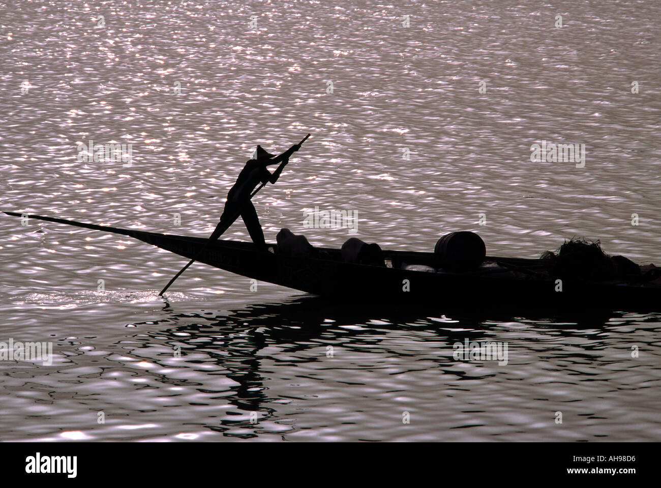 Bootsmann in traditionellen Holzboot oder Einbaum auf dem Niger in Mali Stockfoto