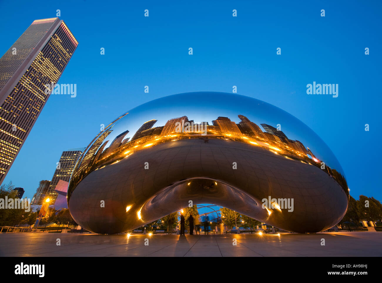 ILLINOIS-Chicago-Bean Skulptur im Millennium Park in Gebäuden und Abenddämmerung Stadt spiegelt sich in modernen Metall Kunst im öffentlichen Raum Stockfoto