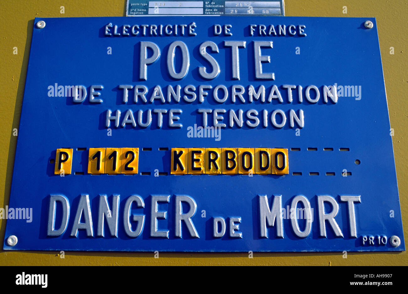 Französische Sprache elektrische Gefahr Schild an einem Stromtransformator, Quebec, Kanada Stockfoto