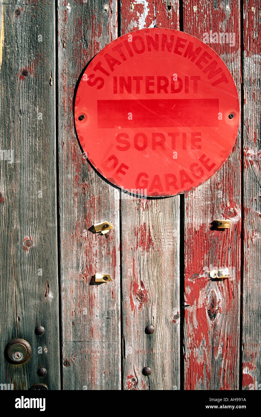 Französischer Sprache verwitterte keine Parkplatz-Schild Stockfoto