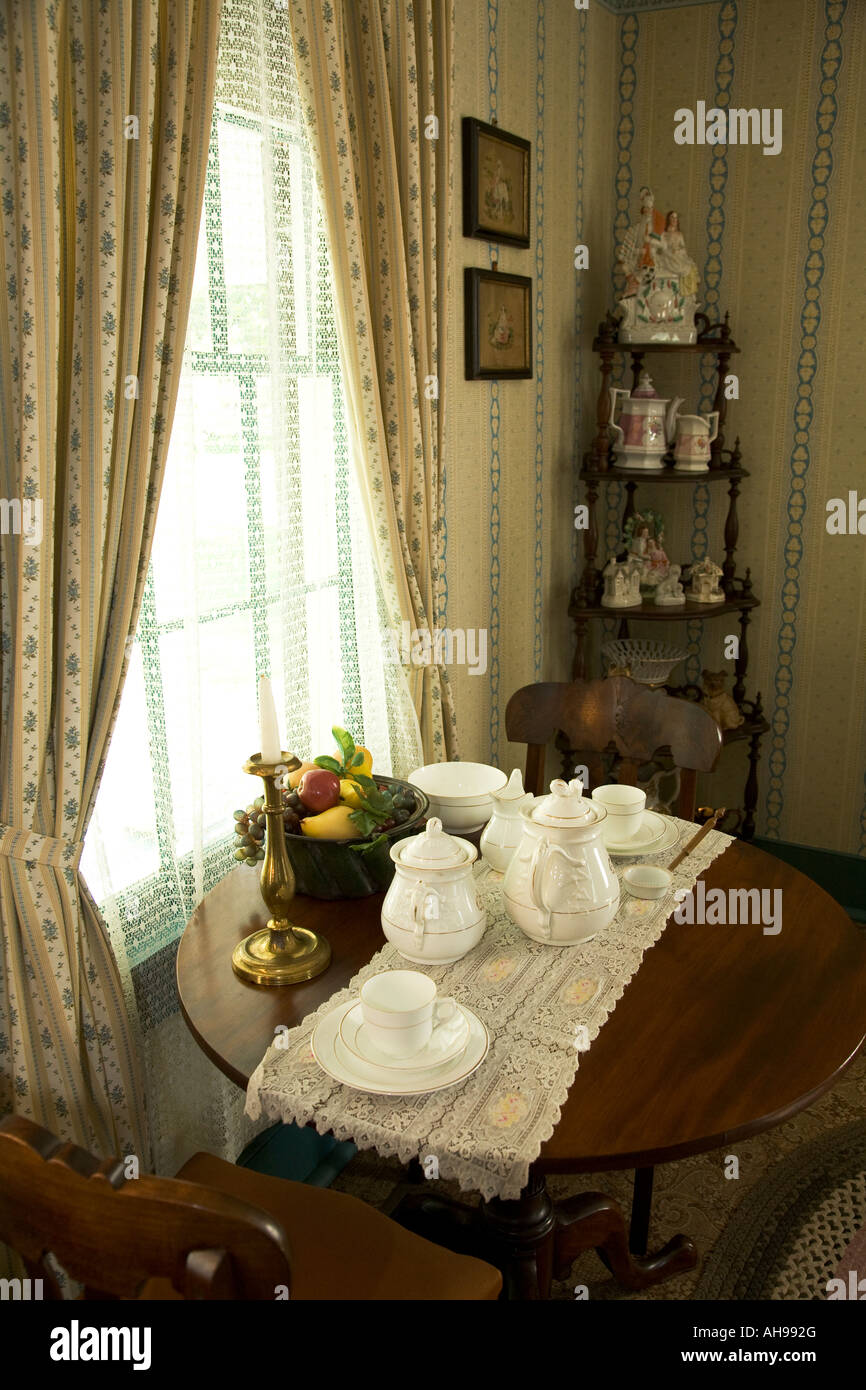 ILLINOIS Grand Detour Interieur von Deere Haus am John Deere Historic Site weißen Gerichte am Tisch Porzellanfiguren in Regalen Stockfoto