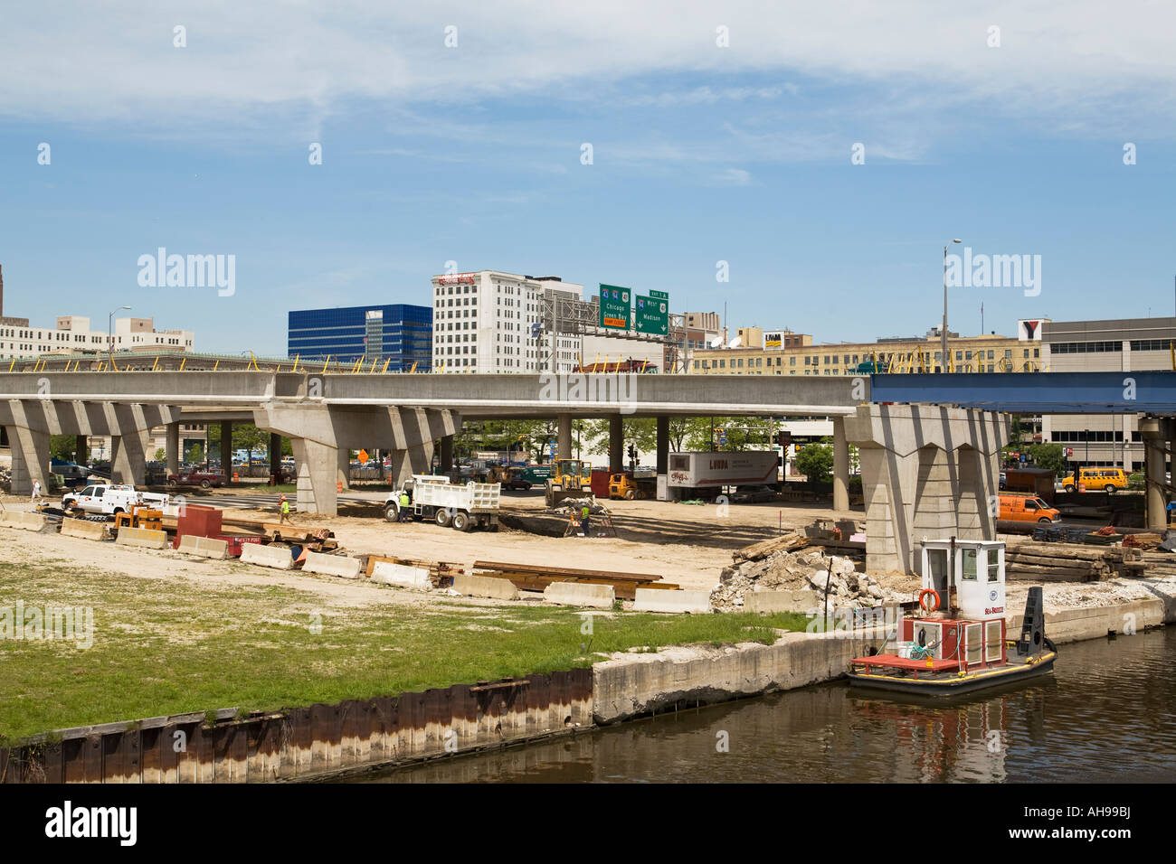 WISCONSIN Milwaukee Road Bau Projekt Staging-Bereich für Ausrüstungen und Zubehör Boot auf Milwaukee River Stockfoto