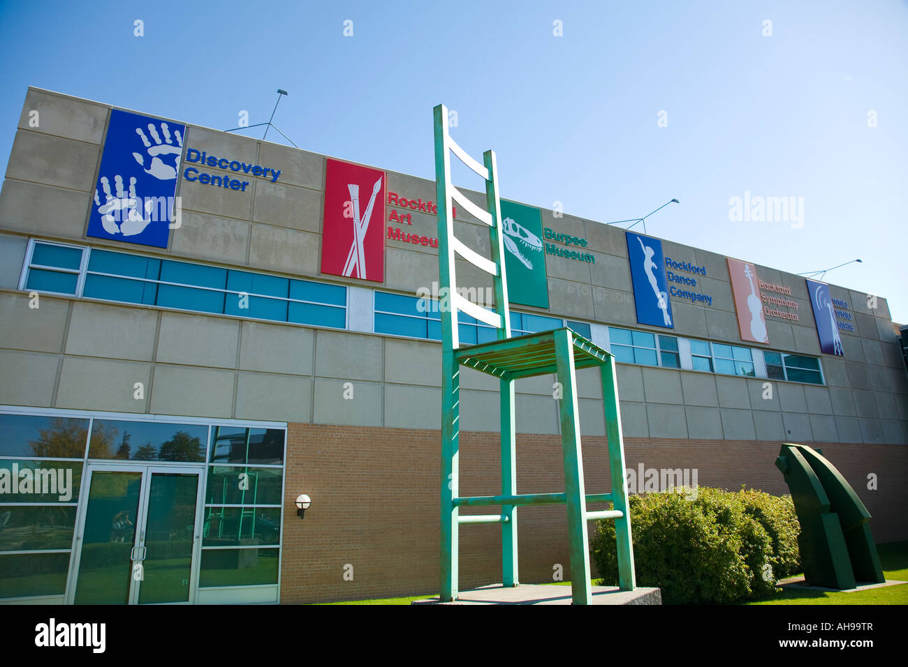 ILLINOIS Rockford großen Stuhl Skulptur Außenansicht des Riverfront Museums parken mehrere Museen in einem Ort Zeichen Stockfoto