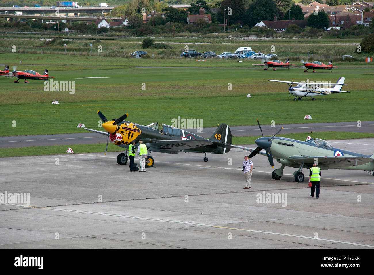 Warbird-Enthusiasten mit Kameras von Kittyhawke und North American P-51 Mustang auf der Shoreham Airshow, Shoreham Airport, Sussex Stockfoto