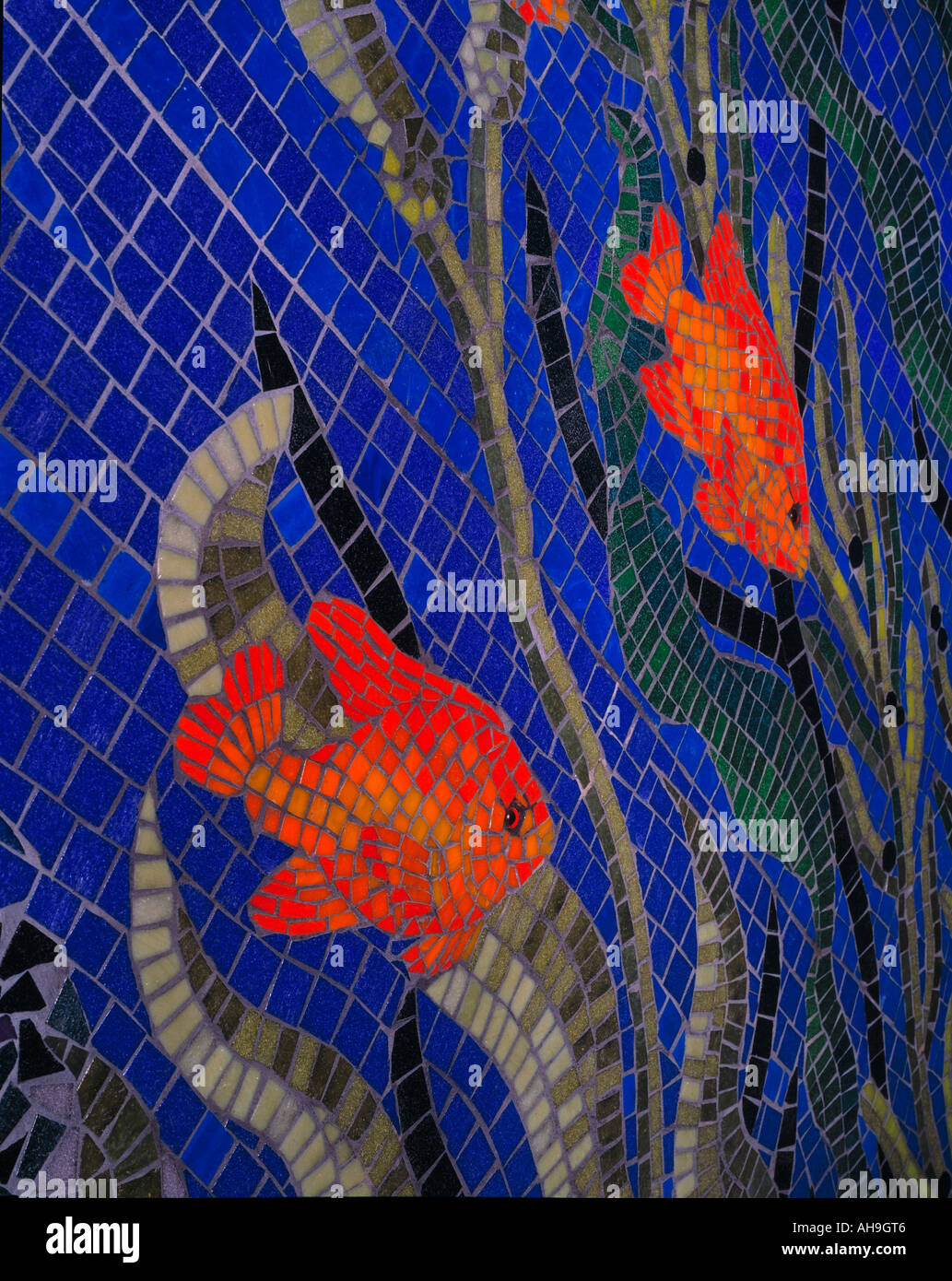 Architektonisches Detail - Unterwasser Fische Mosaik auf Privathaus Bad Stockfoto