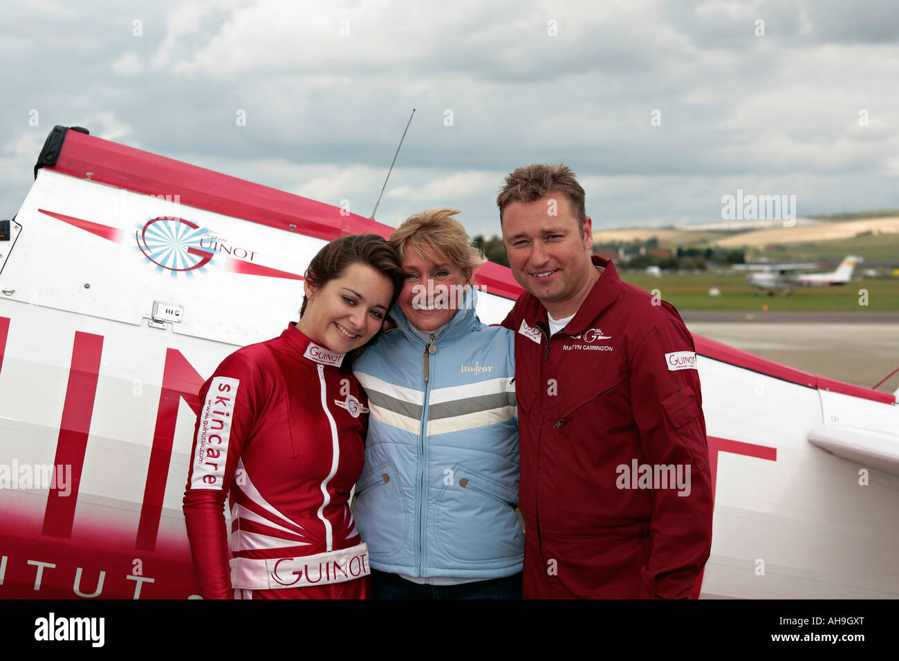 Jan Leeming mit Pilot und Wingwalker-Dame auf der Shoreham Airshow, Shoreham, West Sussex Stockfoto