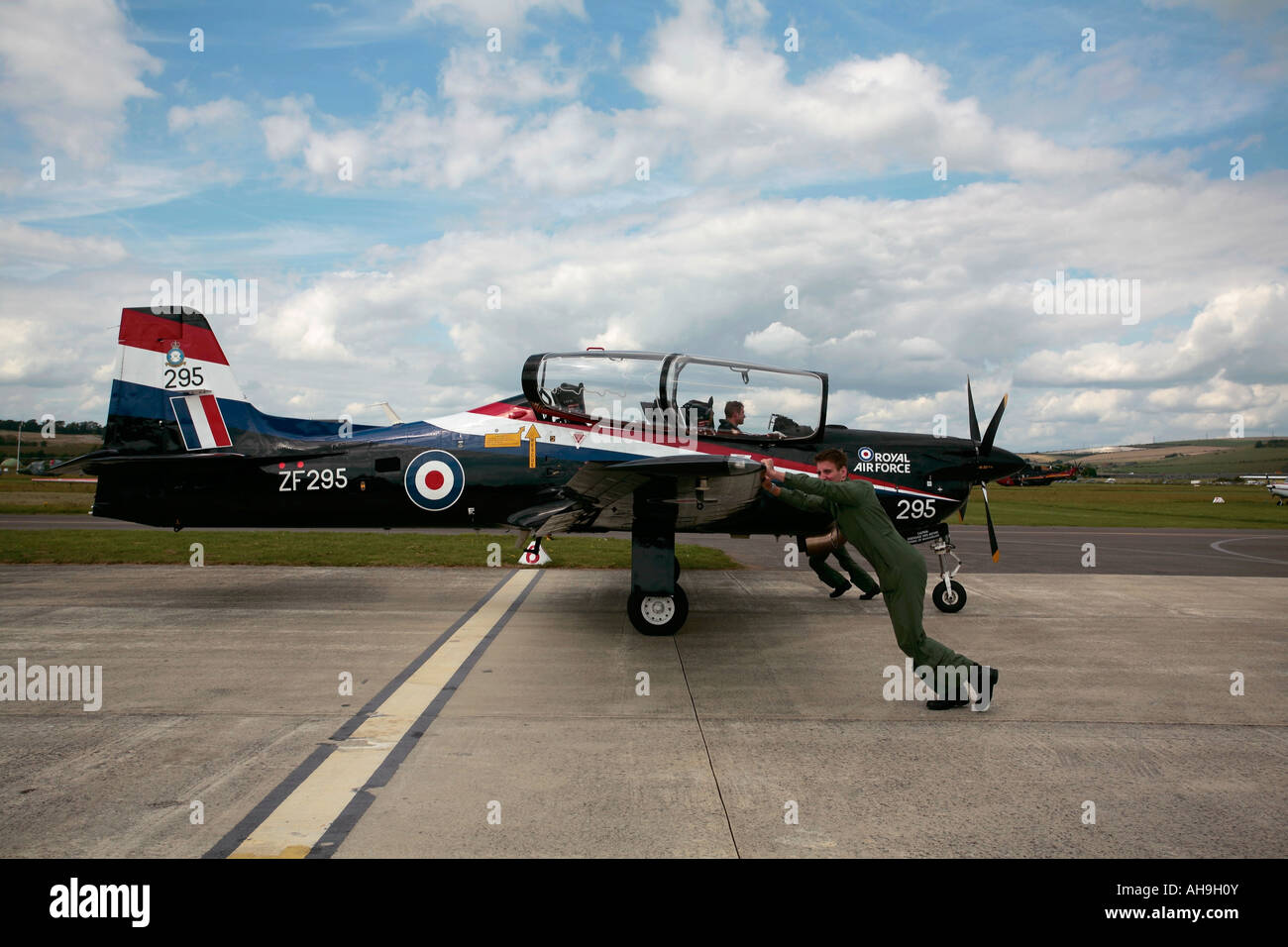 RAF Tucano T Mk 1 wird auf Asphalt am Shoreham Airport, West Sussex, Großbritannien, in Position gebracht Stockfoto