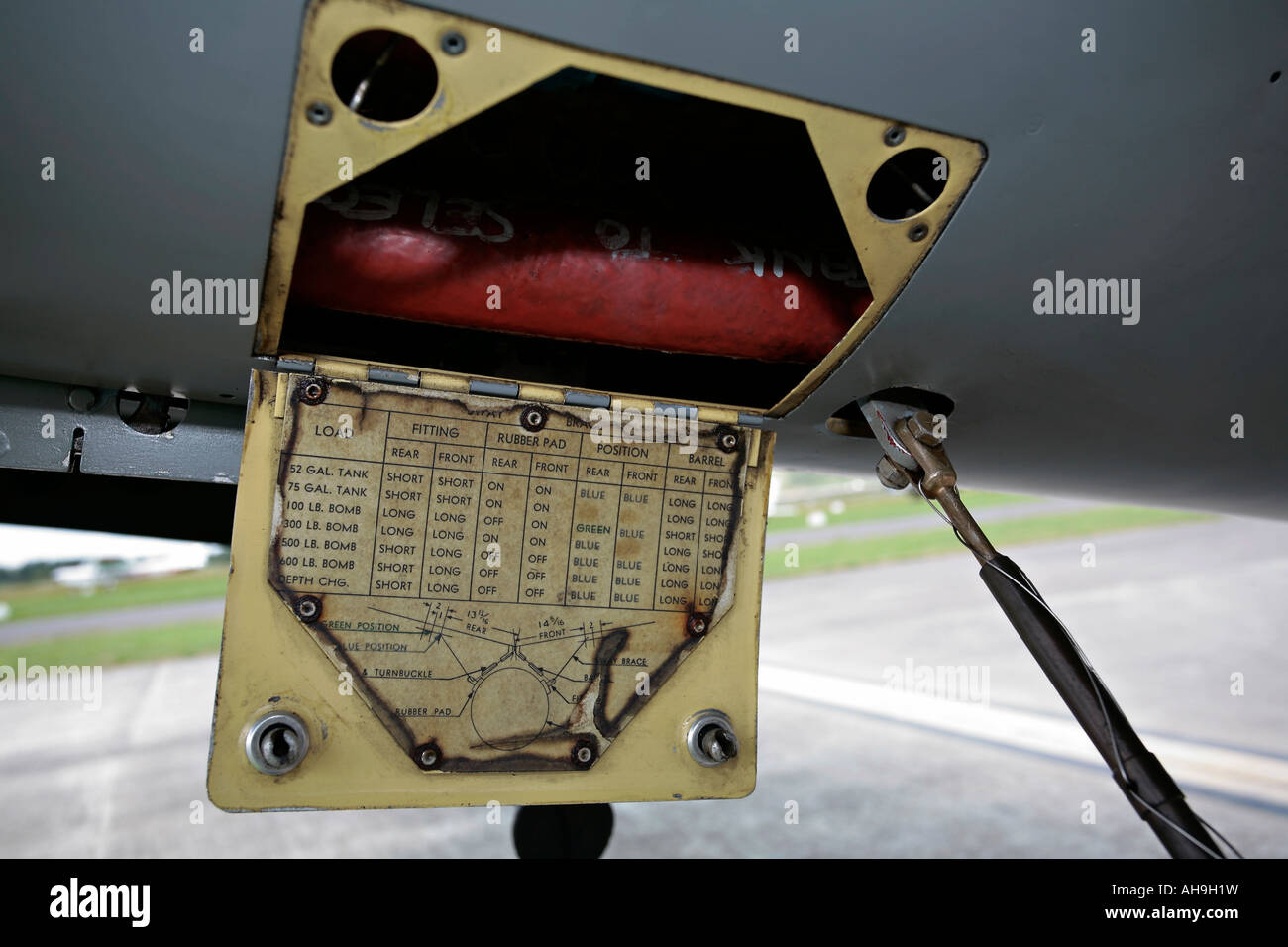 Abschnitt des Unterwagens Curtiss P40 Kittyhawk zeigt Tabelle der Einstellungen für Bomben. Stockfoto
