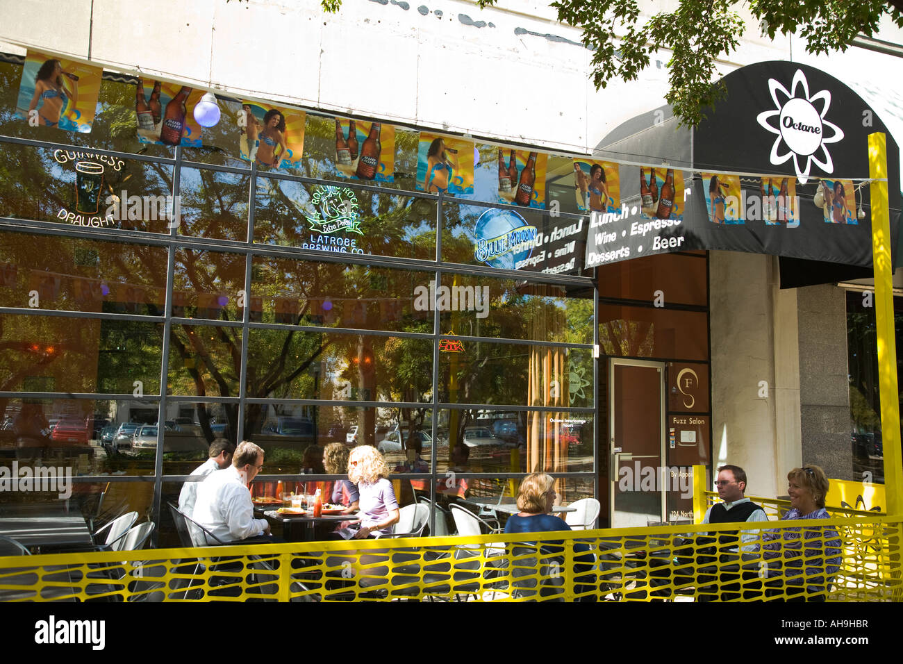 ILLINOIS Rockford Menschen essen Mittagessen am Bürgersteig im freien Octane Restaurant Innenstadt Stockfoto