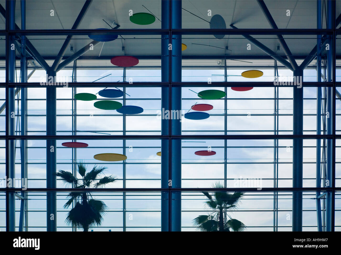 Architektonisches Detail mit bunten Mobile - Gebäude 1000 - The Royals Business Park - Royal Albert Dock London Stockfoto