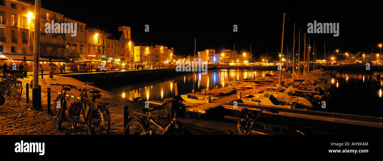 Der alte Hafen von La Rochelle an der Atlantikküste Frankreichs bei Nacht. Stockfoto