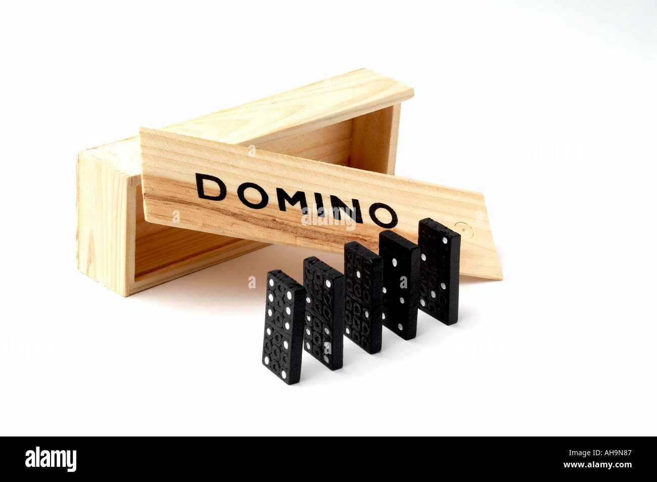Domino Domino-Effekt Ursache und Reaktion umstoßen wie Ursache und Wirkung Kettenreaktion Spiel Flecken Kneipe Spiele fallen umfallen fel Stockfoto