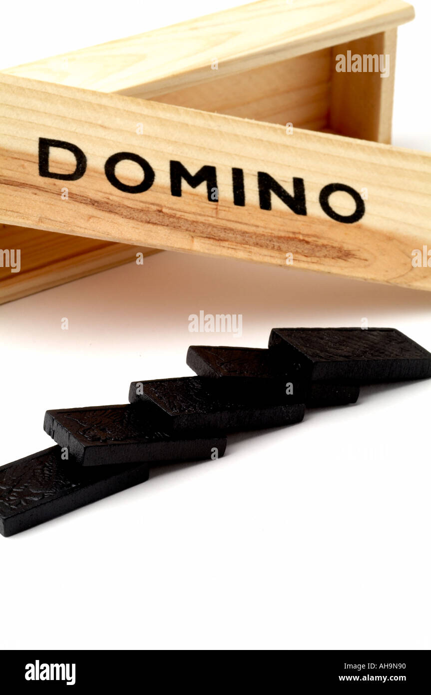 Domino Domino-Effekt Ursache und Reaktion umstoßen wie Ursache und Wirkung Kettenreaktion Spiel Flecken Kneipe Spiele fallen umfallen fel Stockfoto