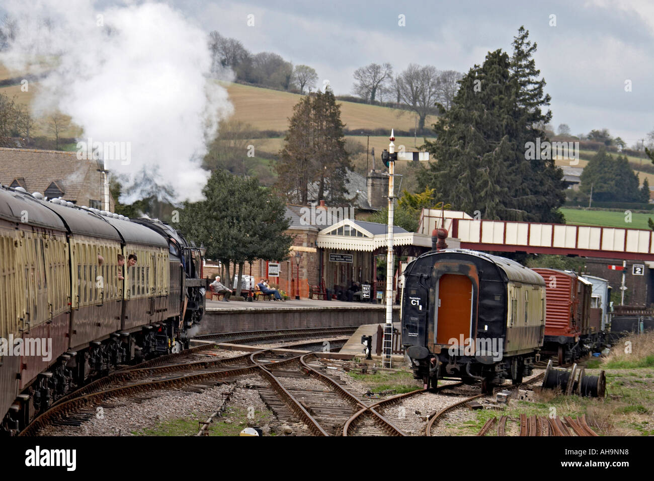 Dampfmaschine und dem Zug am Bahnhof von Winchcombe am Gloucestershire Warwickshire Railway GWR Cotswolds England UK Stockfoto